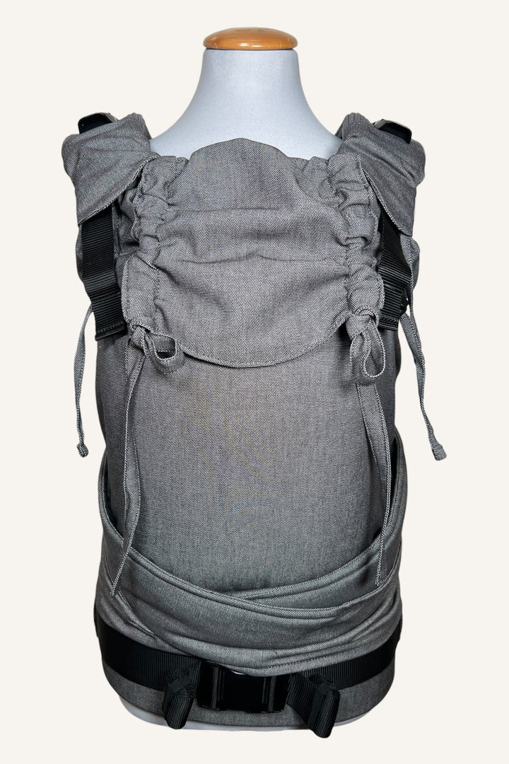 pure Grey ✨Kindgröße Bundle – Trage, Tasche & Gurtschoner im Set